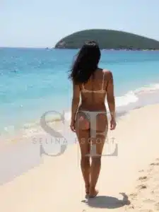 Lina High Class Escort Frankfurt Bikini am Strand