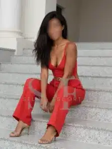 Lina Escort Frankfurt roter Jumpsuit elegant