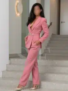 VIP Escort Frankfurt Lina in rosa Business Anzug