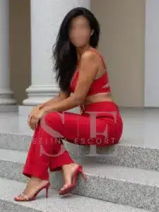 Elite Escort Frankfurt Lina rotes Dress auf Treppe
