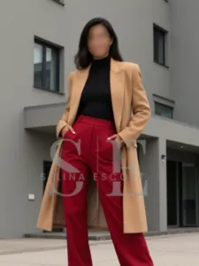 Lina Luxus Escort Frankfurt beiger Mantel edel und charmant