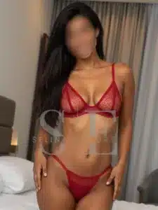 Lina Luxus Escort Frankfurt rote Lingerie verführerisch