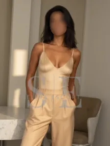 Lina Escort Frankfurt beige Outfit elegant
